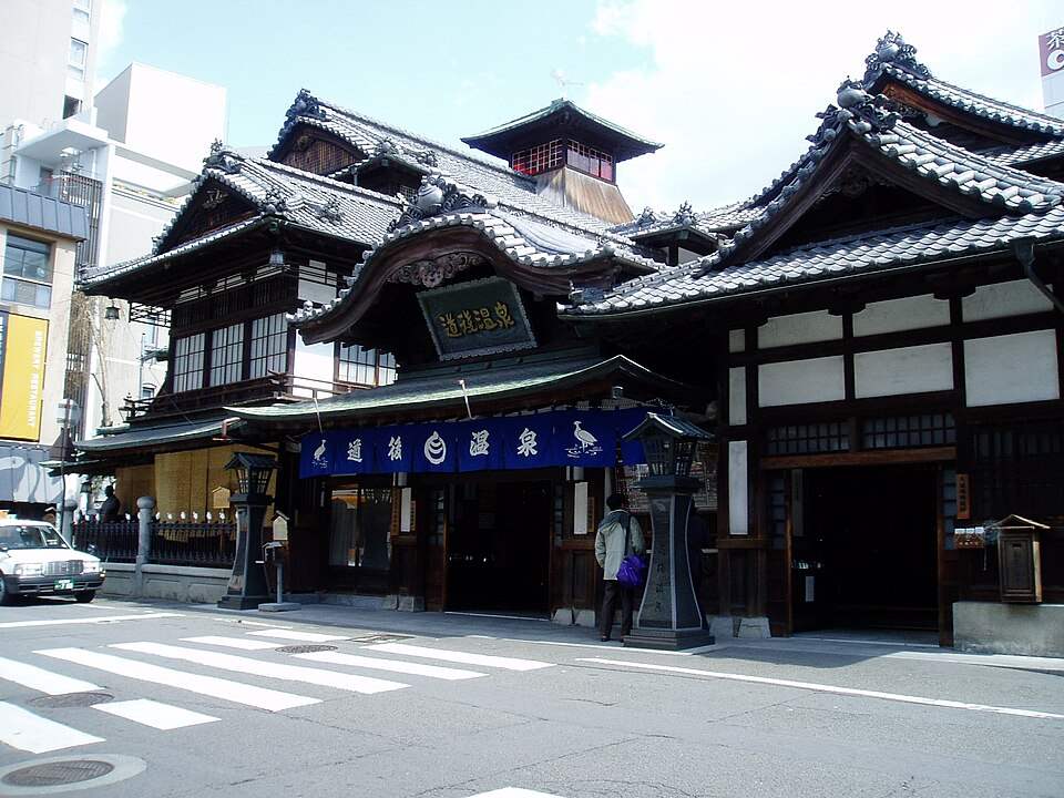 道後温泉本館の正面。のれんの掛かる入口と木造の建物