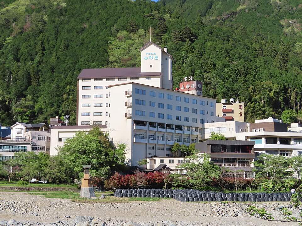 飛騨川の河原から見た下呂温泉の旅館「山形屋」の建物