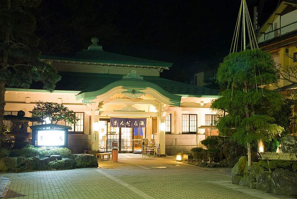 夜の城崎温泉 まんだら湯の外観