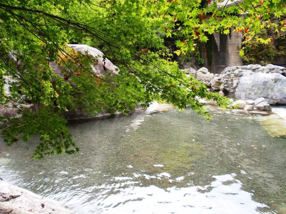 新穂高温泉「新穂高の湯」の川沿いの露天風呂