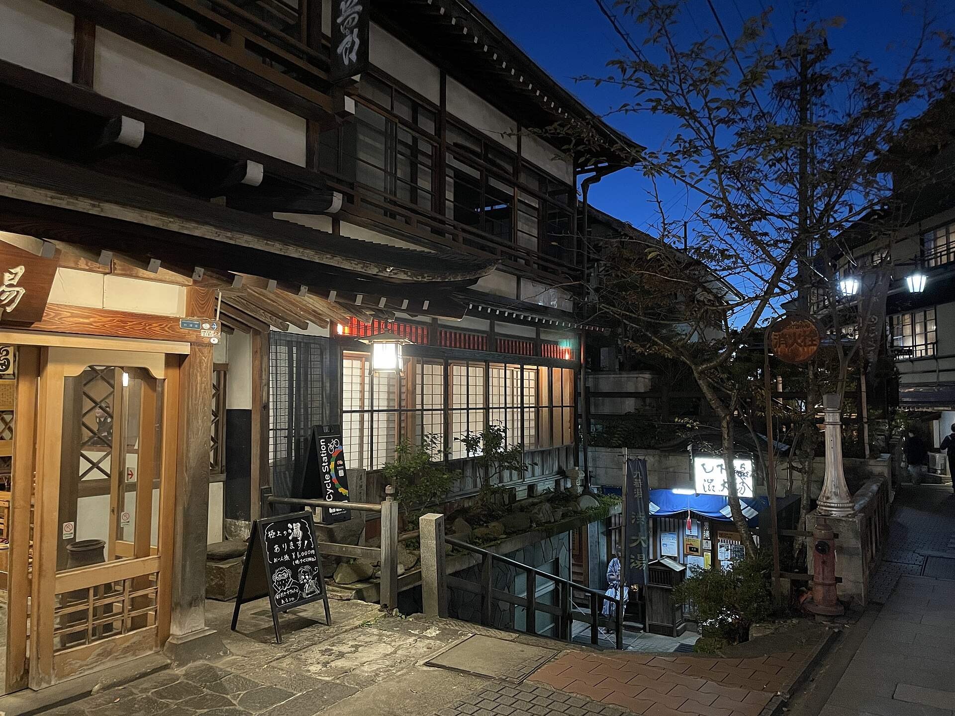 夕暮れの渋温泉の九番湯「渋大湯」と石畳の通り