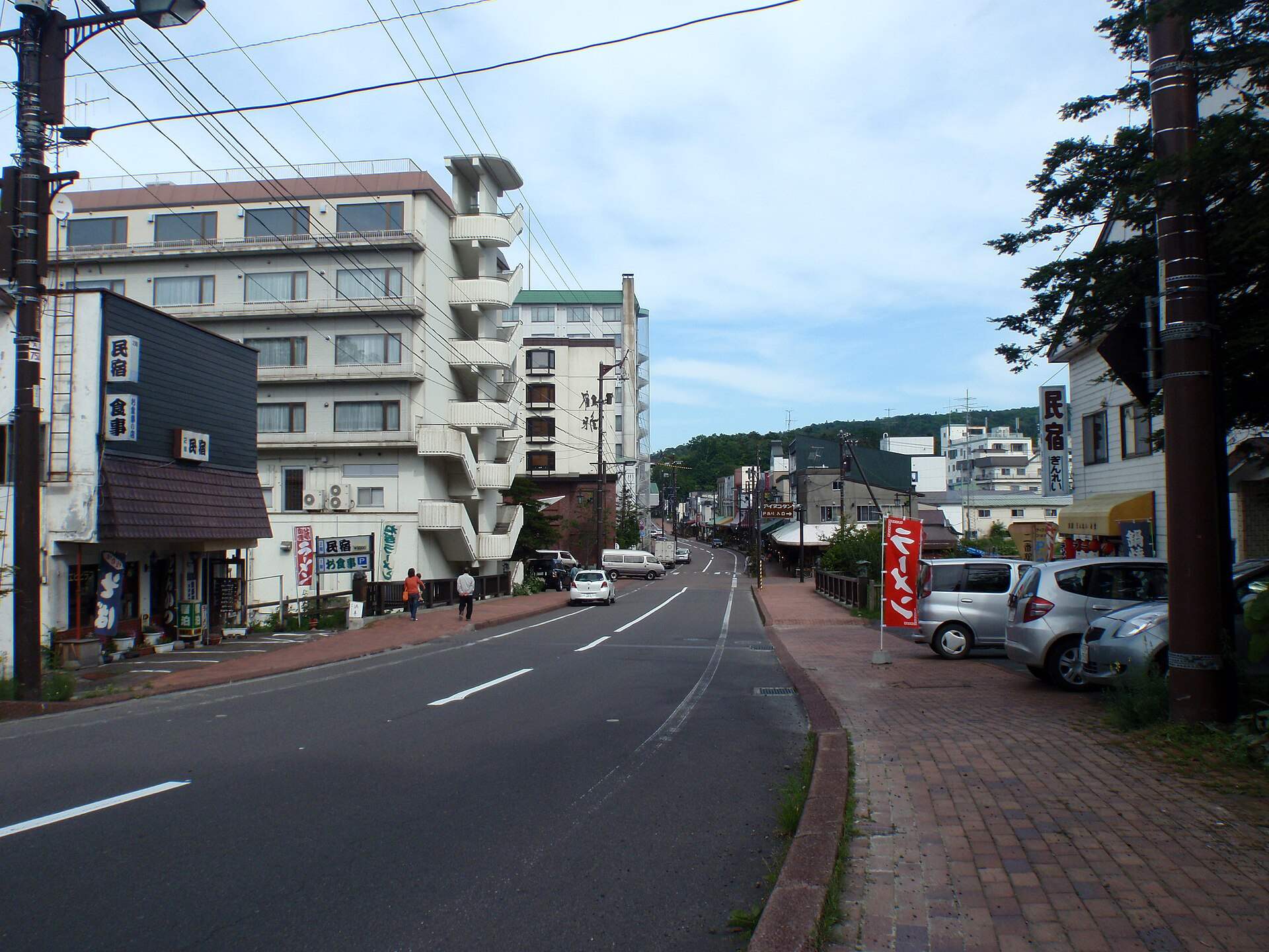 阿寒湖温泉の温泉街の通り。ホテルや民宿・商店が並ぶ