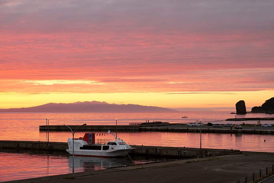 浅虫温泉から見た夕焼けの青森湾と港