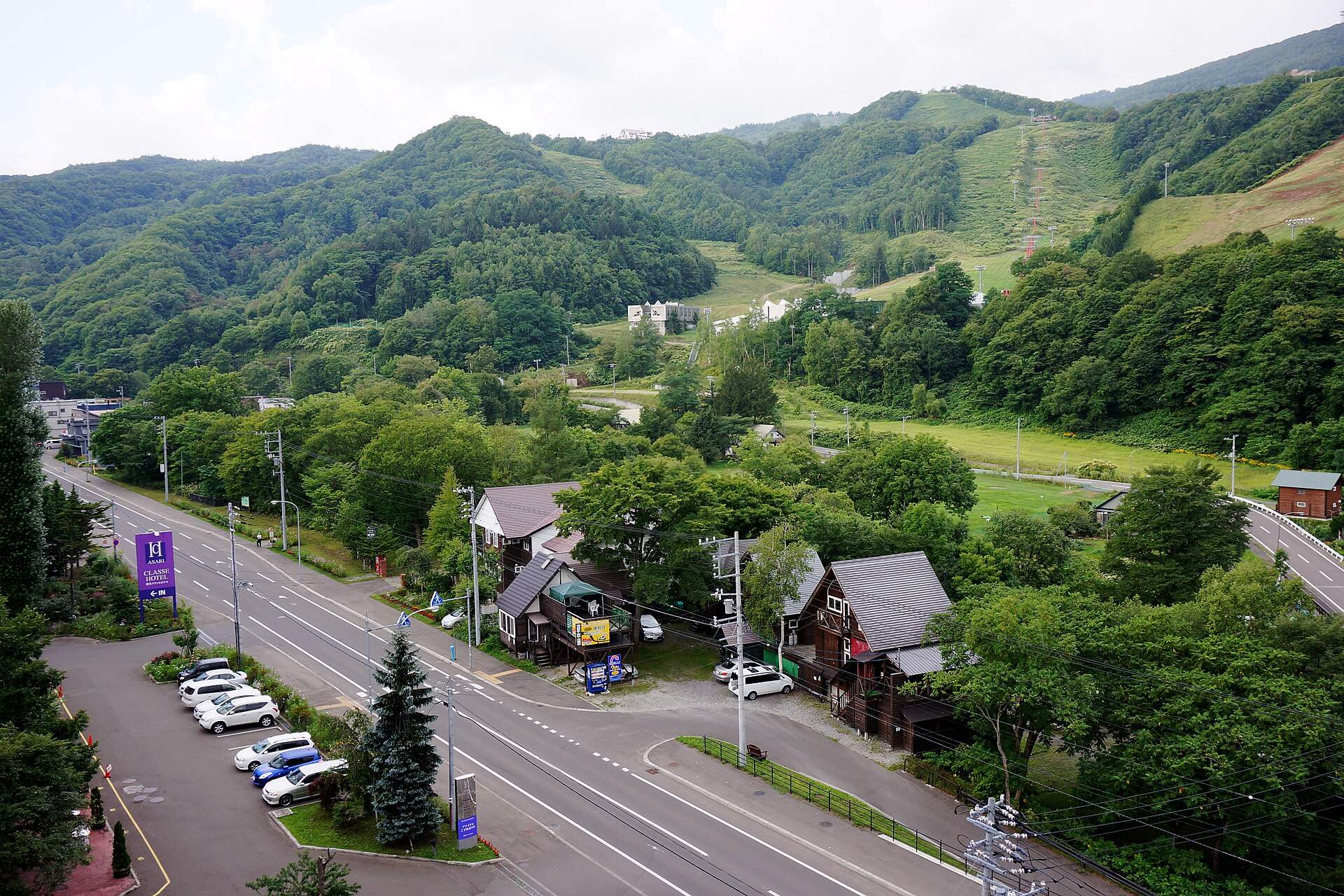 夏の朝里川温泉。山あいの道路沿いに宿が点在する
