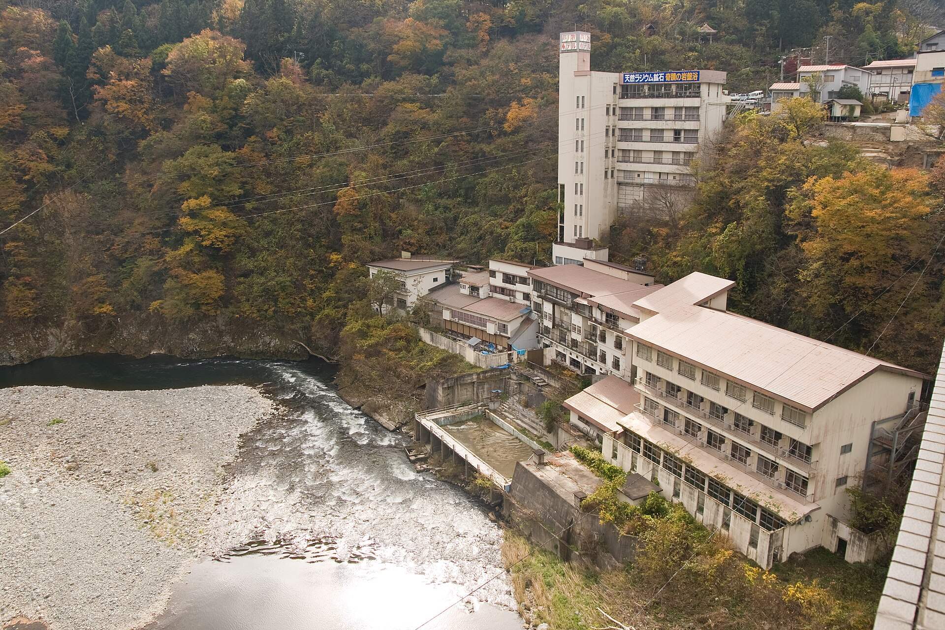 大川の渓谷沿いに旅館が建ち並ぶ芦ノ牧温泉