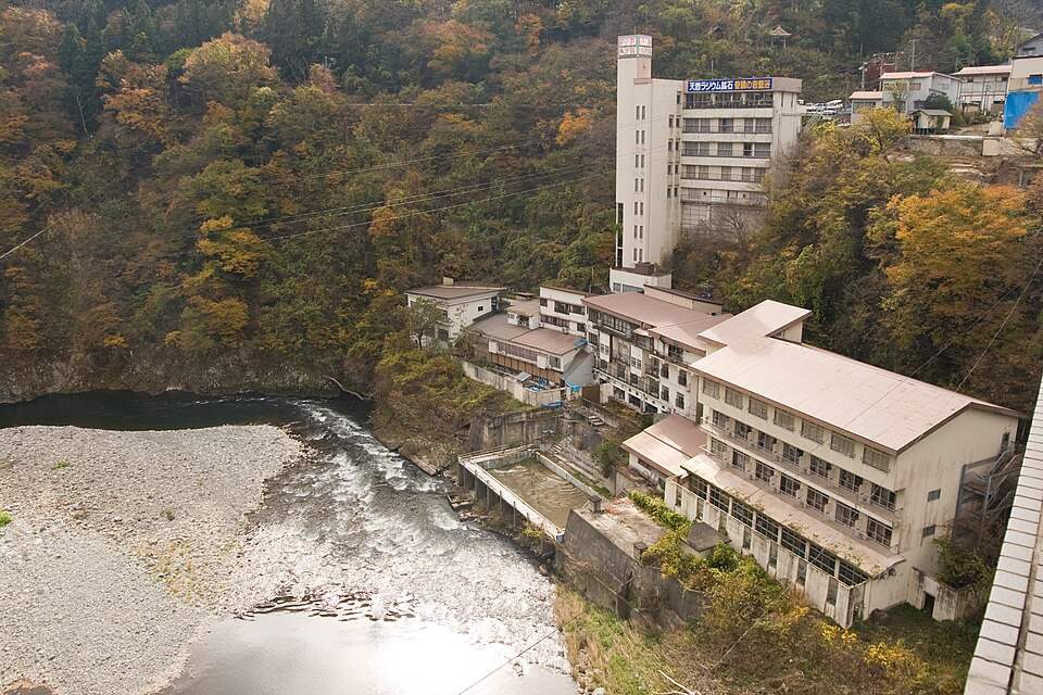 大川の渓谷沿いに旅館が建ち並ぶ芦ノ牧温泉