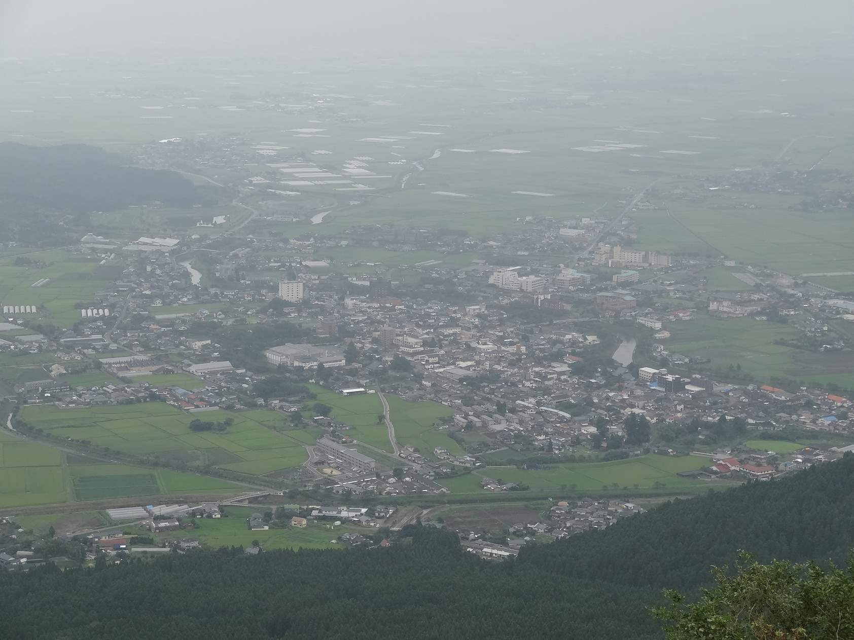 外輪山の展望所から見下ろした阿蘇谷の内牧の街並み