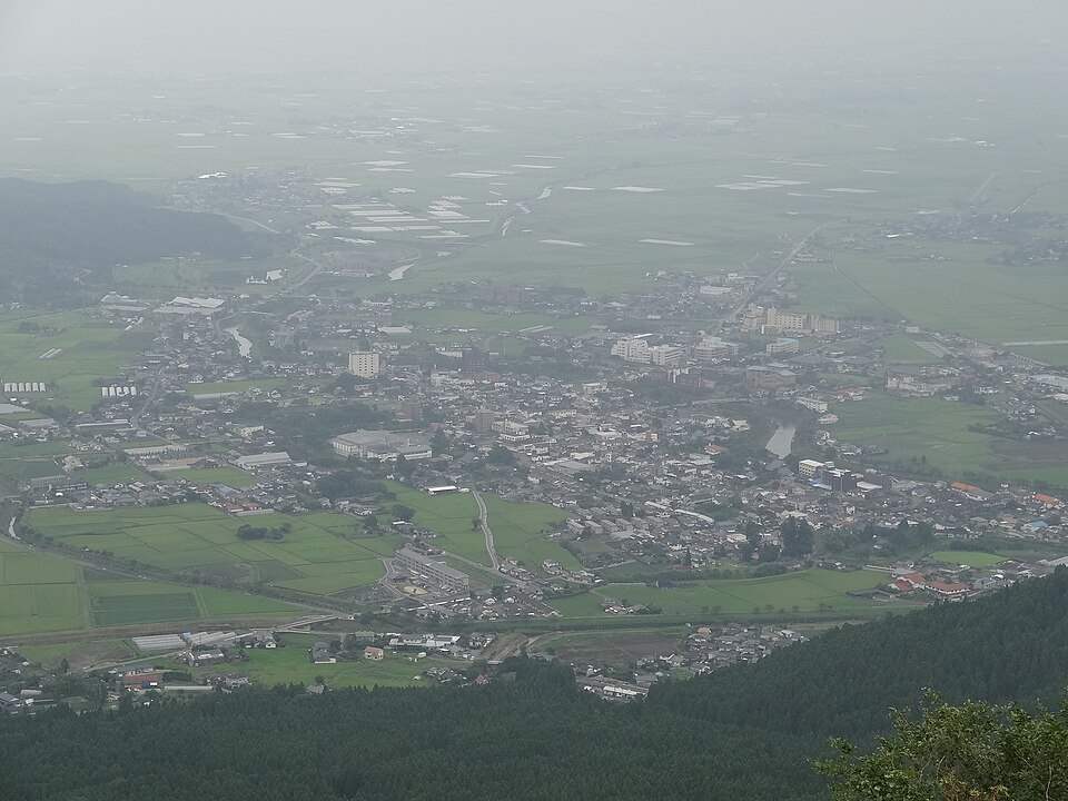外輪山の展望所から見下ろした阿蘇谷の内牧の街並み