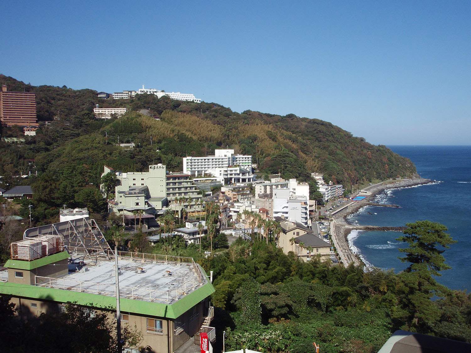 海沿いの斜面に旅館やホテルが並ぶ熱川温泉