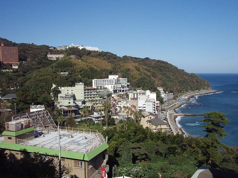 海沿いの斜面に旅館やホテルが並ぶ熱川温泉