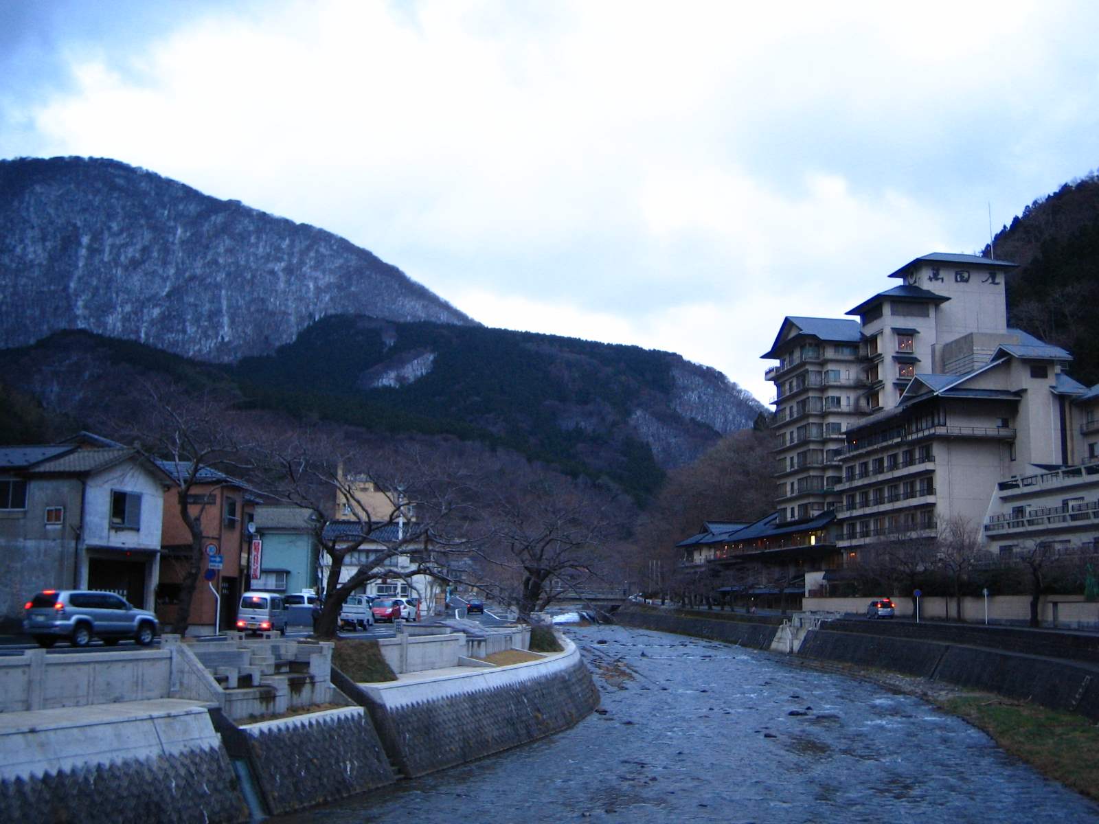 温海川と川沿いに建つあつみ温泉の旅館