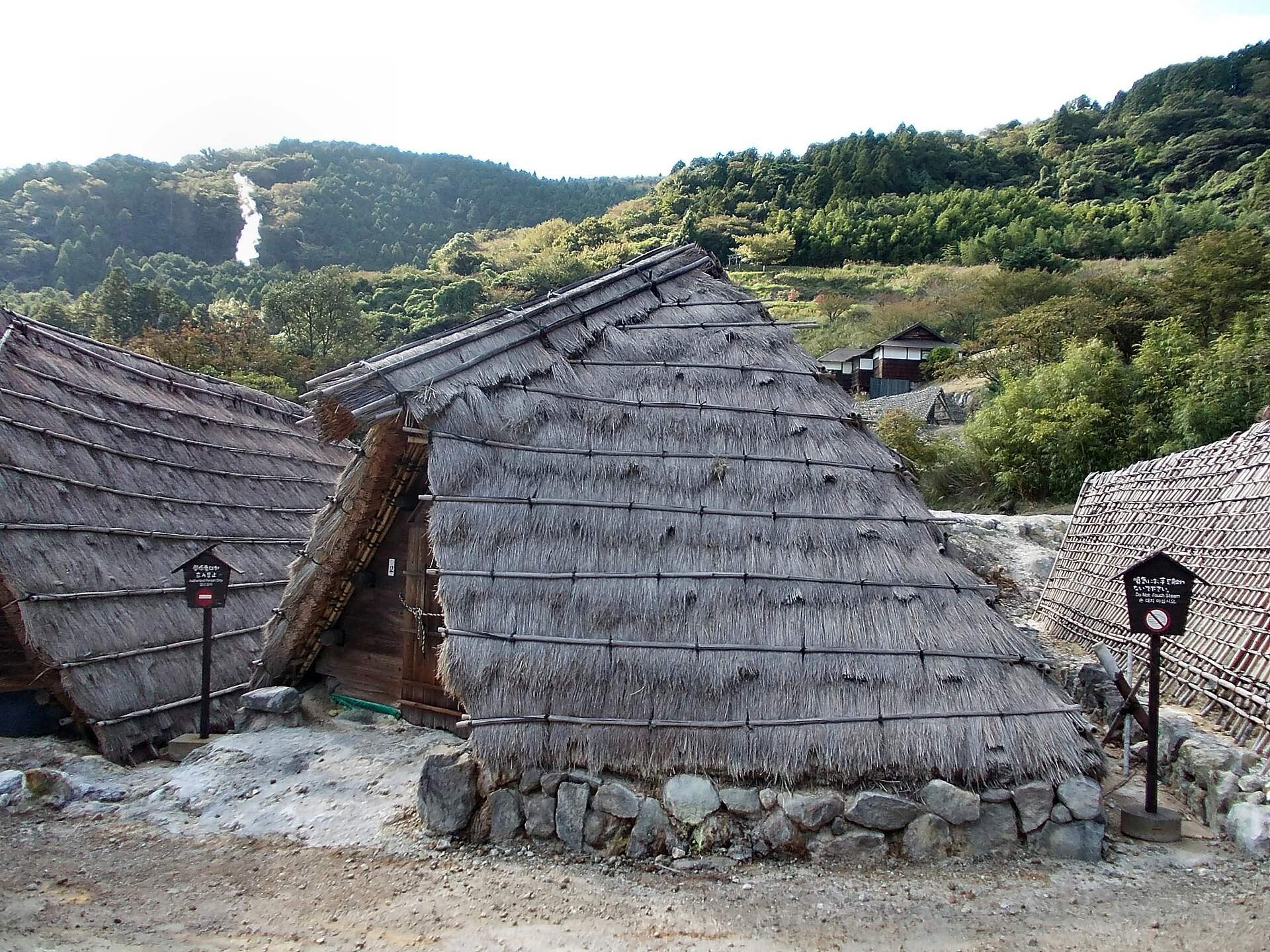 明礬温泉の湯の花小屋(わらぶきの小屋)