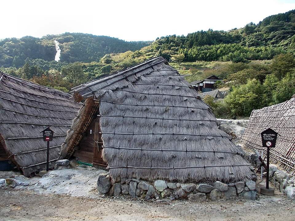 明礬温泉の湯の花小屋(わらぶきの小屋)