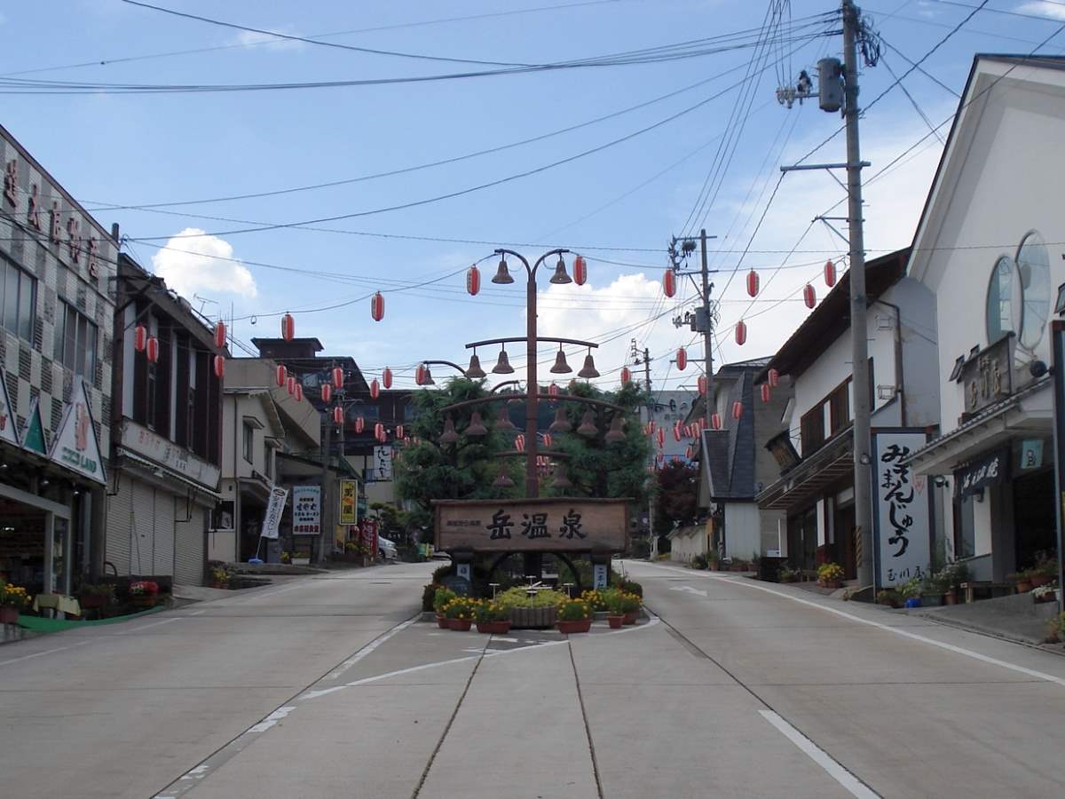 岳温泉のまっすぐな目抜き通りと「岳温泉」の看板