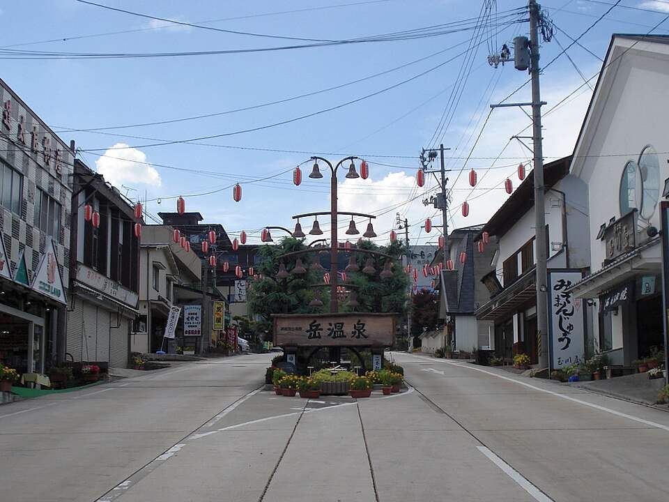 岳温泉のまっすぐな目抜き通りと「岳温泉」の看板