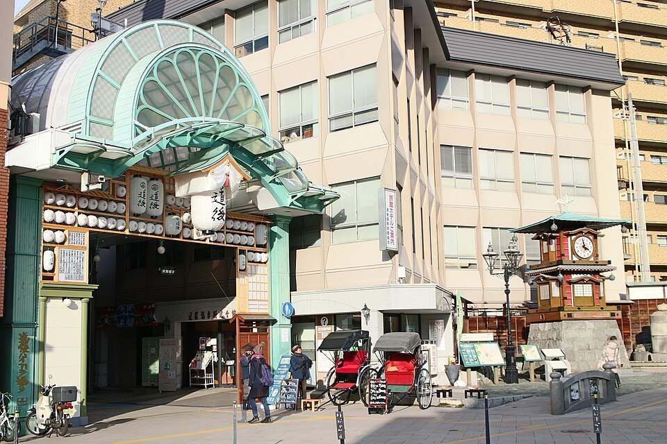 道後温泉の道後商店街の入口とからくり時計、人力車