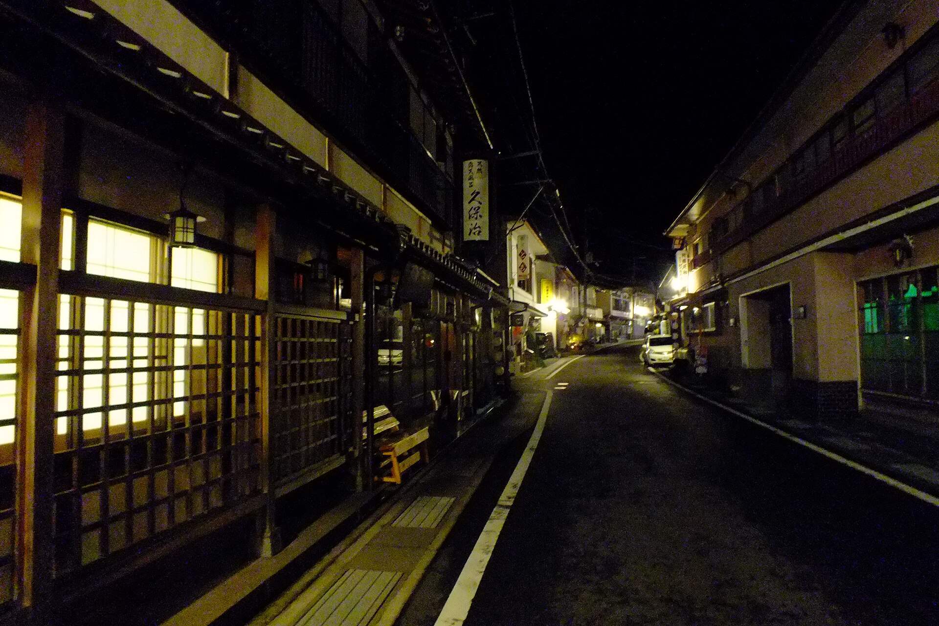 夜の洞川温泉。格子戸の旅館が並ぶ温泉街の通り
