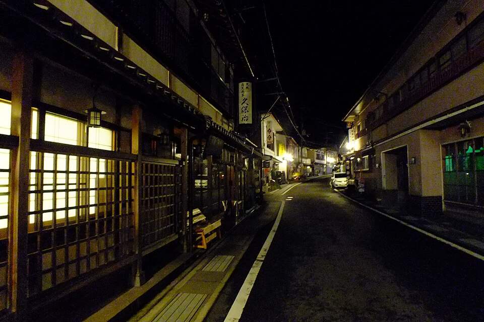 夜の洞川温泉。格子戸の旅館が並ぶ温泉街の通り