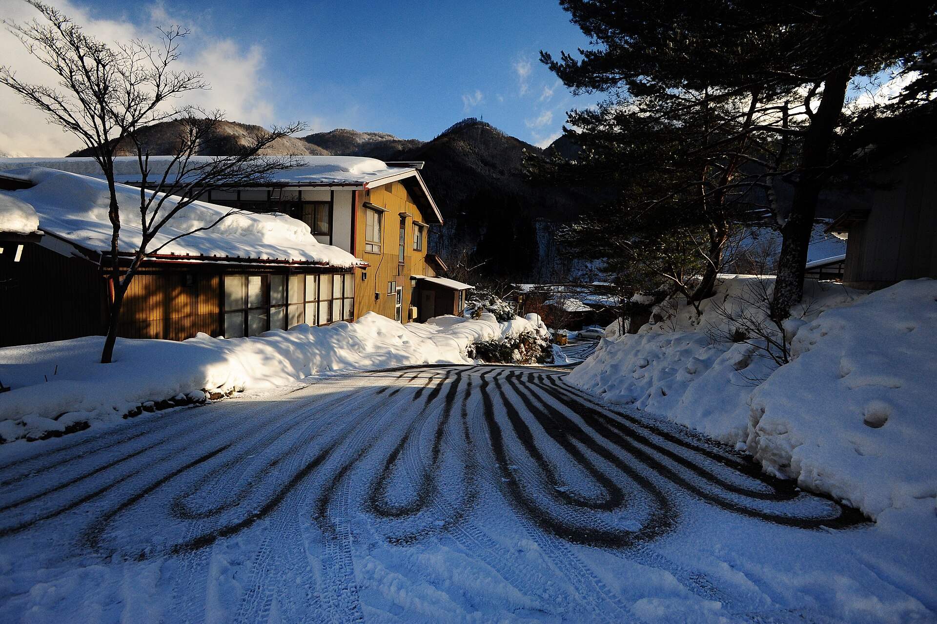 雪に覆われた福地温泉の宿と山々