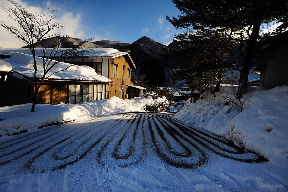 雪に覆われた福地温泉の宿と山々