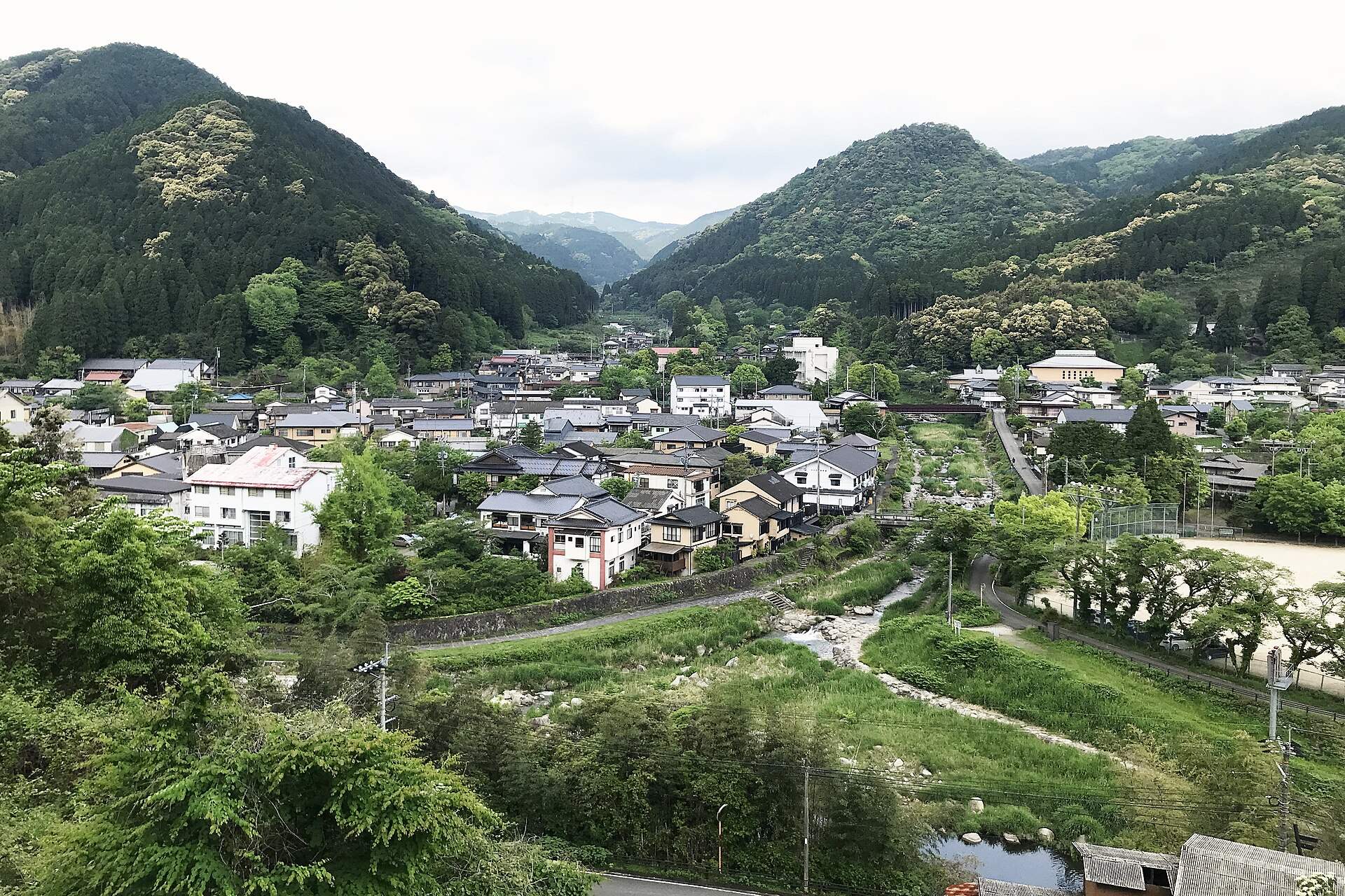 高台から見た古湯温泉の山あいの街並みと嘉瀬川
