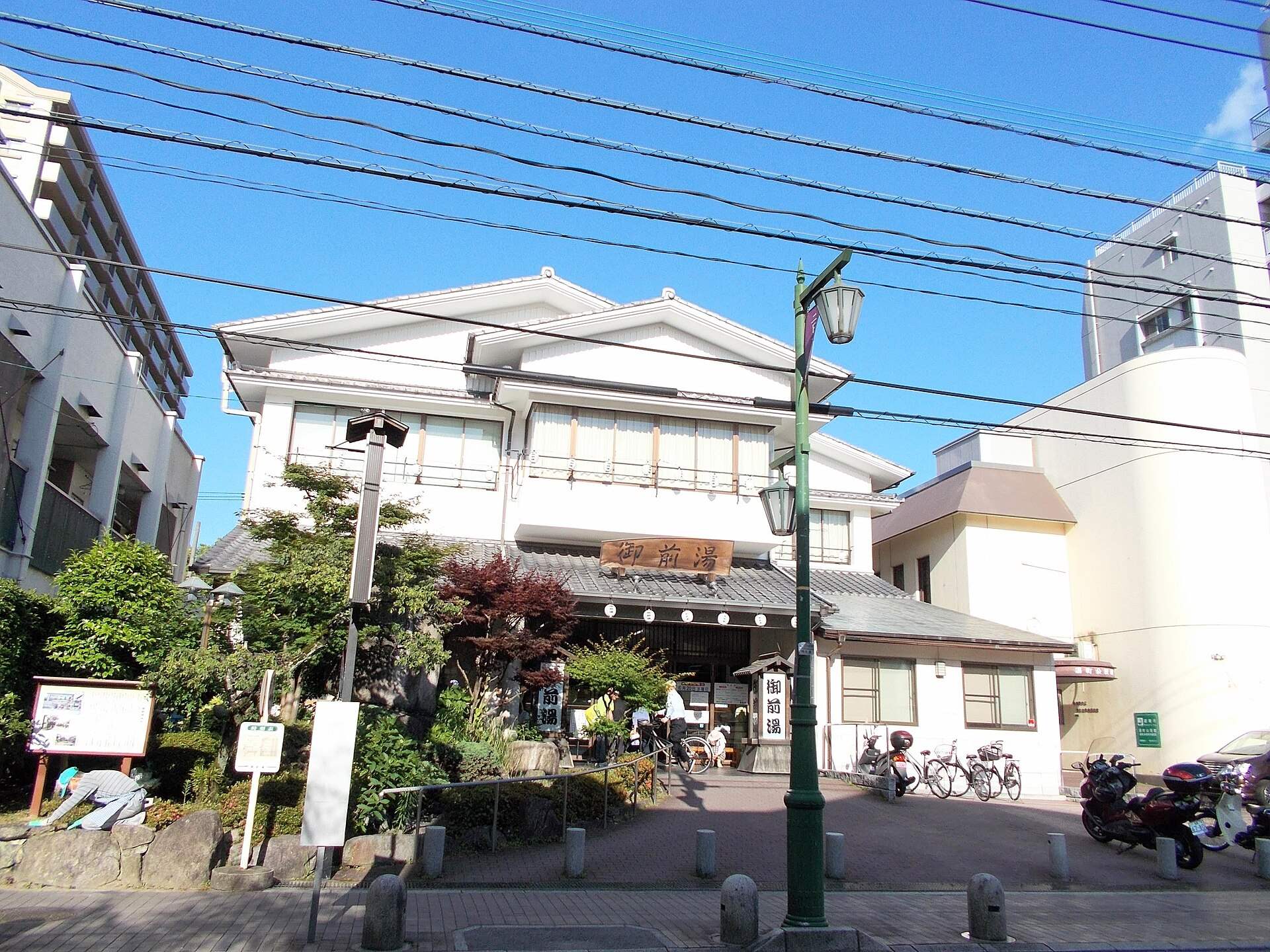 二日市温泉の共同浴場「御前湯」の外観と前の通り
