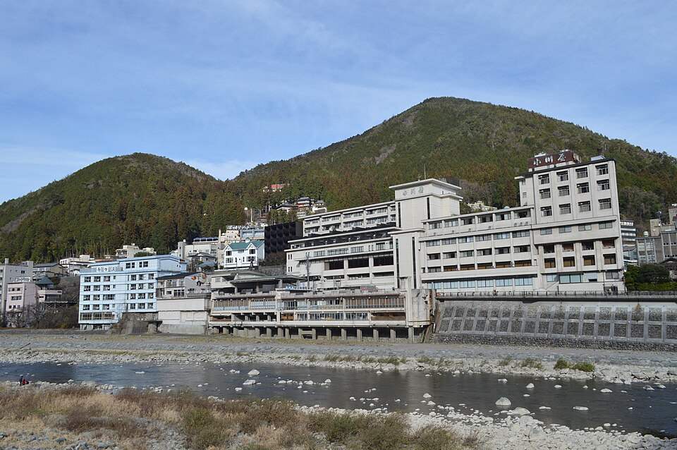 飛騨川の河原から見た下呂温泉の旅館街と山