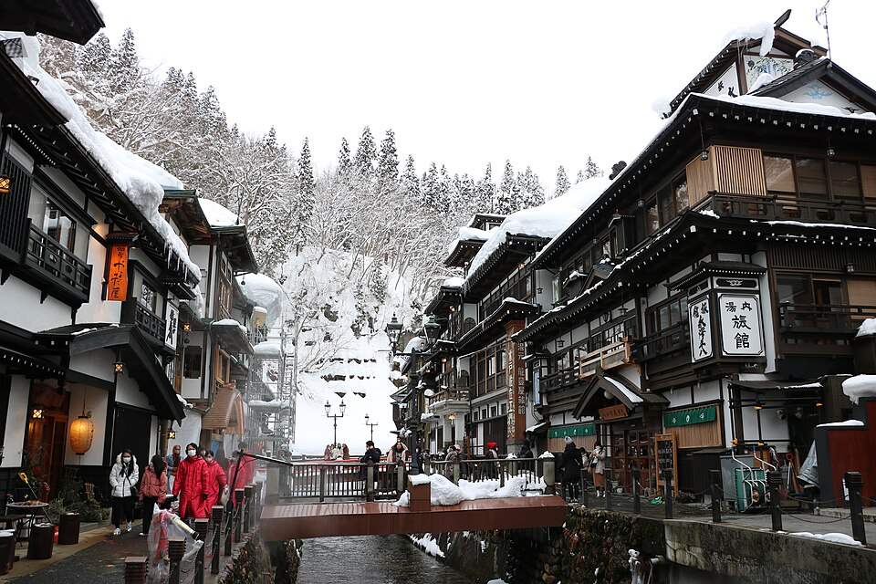 雪の銀山温泉。銀山川の両岸に木造の旅館が並ぶ
