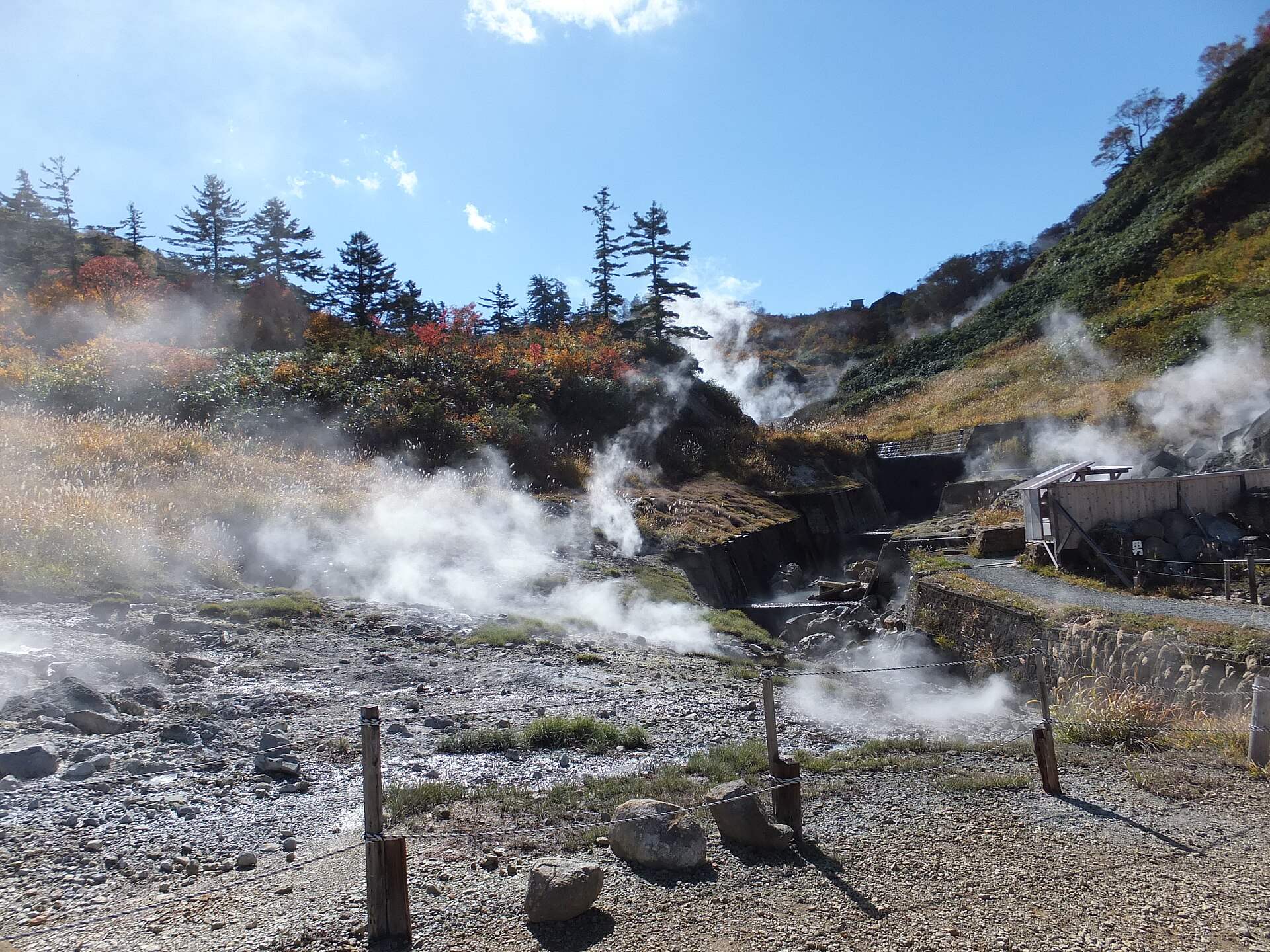 後生掛温泉の噴気が上がる火山の谷