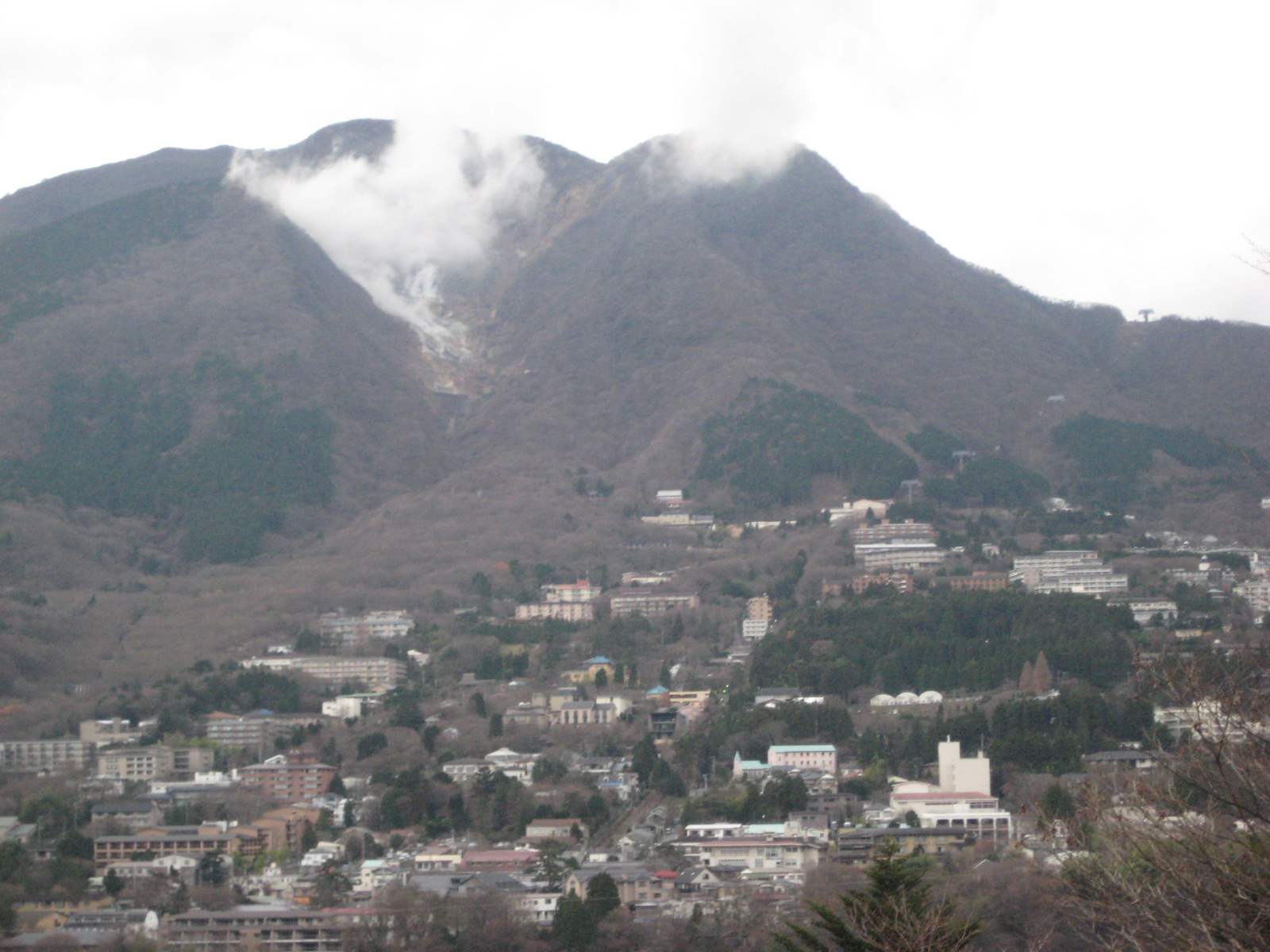 早雲山の噴煙と、山すそに広がる強羅温泉の街並み