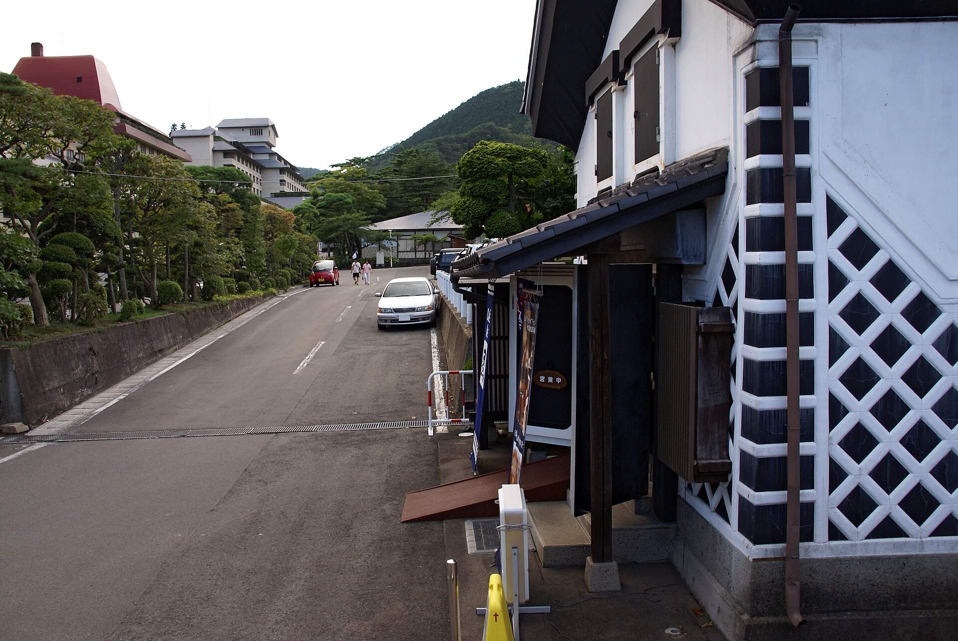 花巻温泉の並木の通りと建物