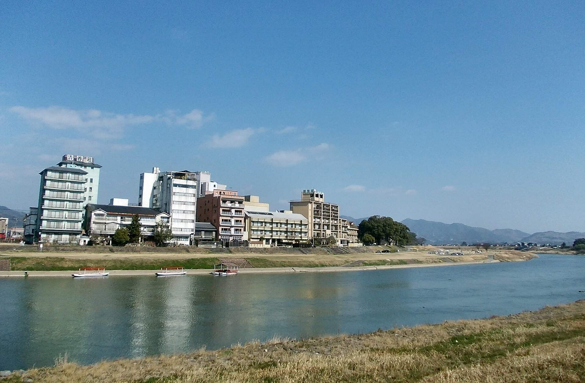 筑後川の対岸に並ぶ原鶴温泉の旅館・ホテル