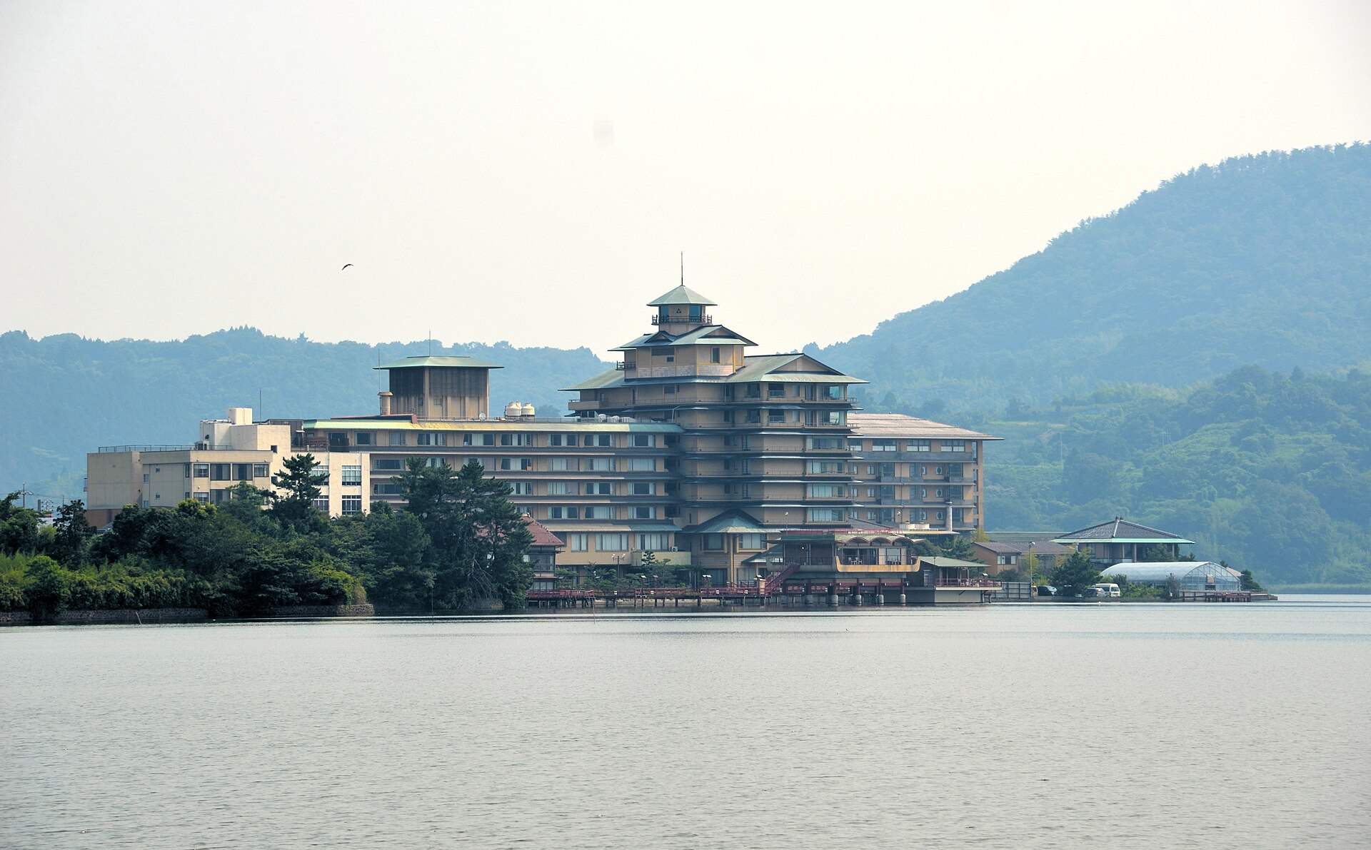 東郷湖の湖畔に建つはわい温泉の旅館