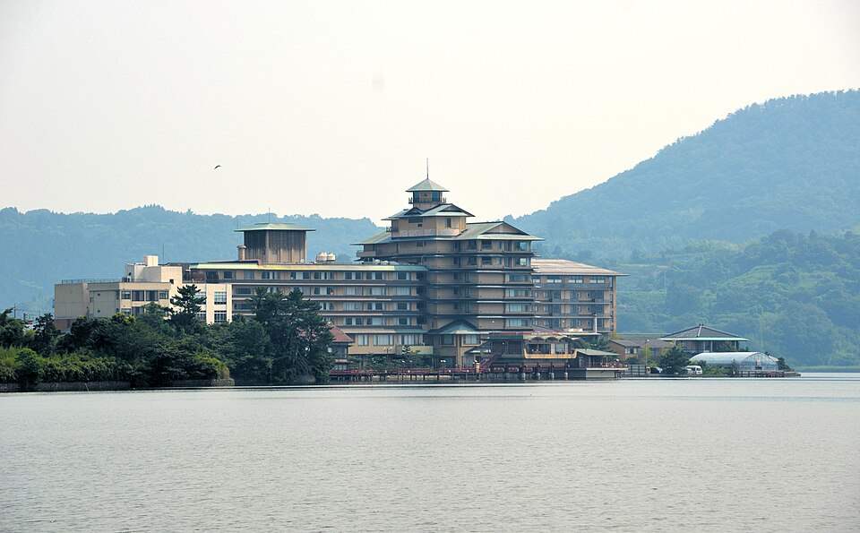 東郷湖の湖畔に建つはわい温泉の旅館