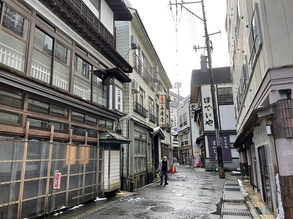 肘折温泉の細い通りに木造の旅館や土産物店が並ぶ温泉街