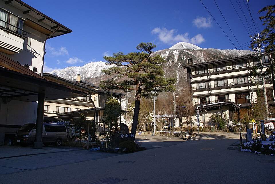 雪をかぶった山を背にした平湯温泉の旅館街