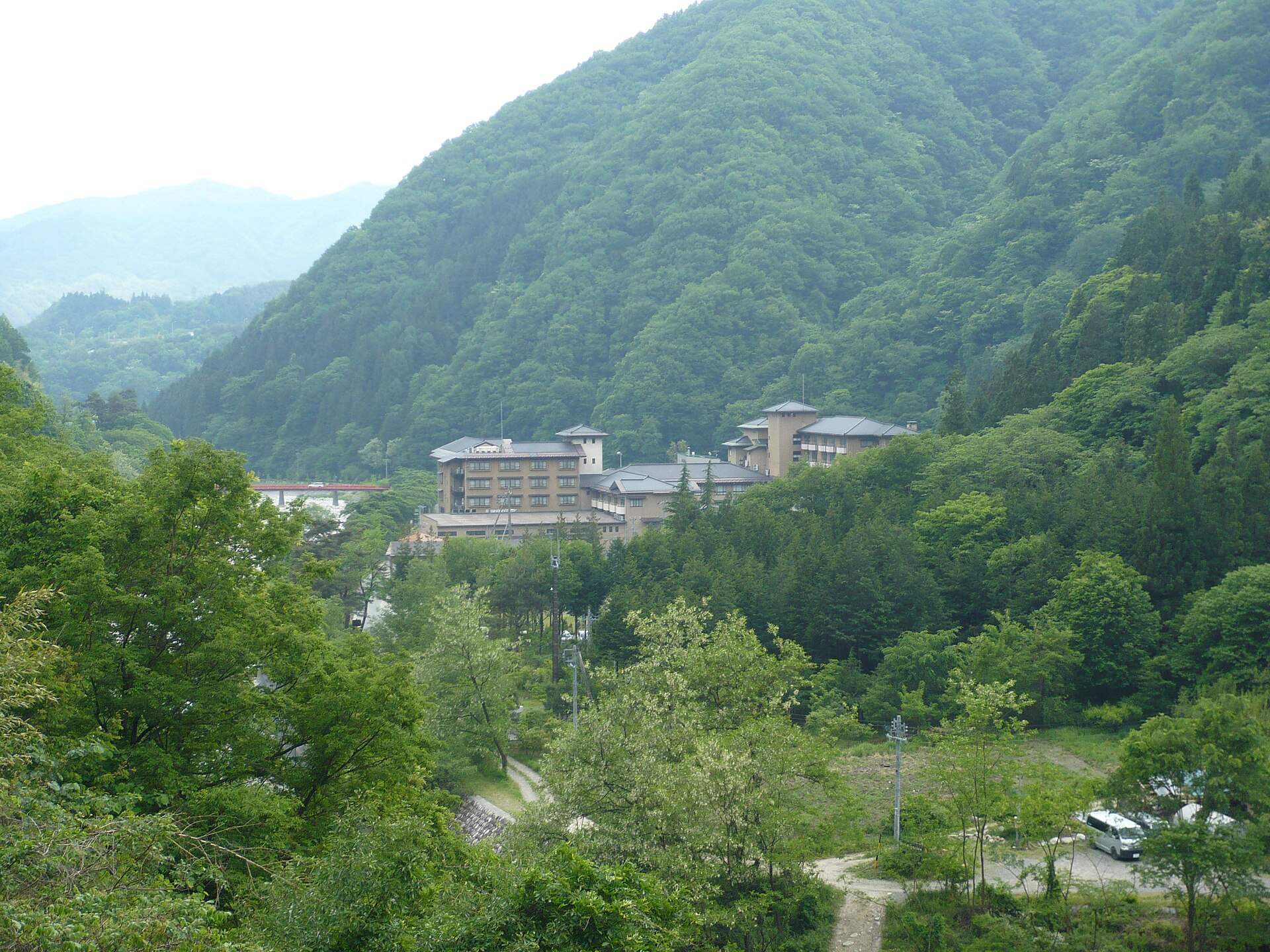 山あいに旅館が並ぶ昼神温泉の遠景
