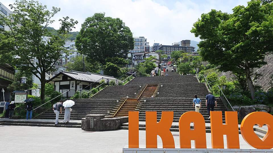 伊香保温泉の石段街の入口とIKAHOの文字のモニュメント