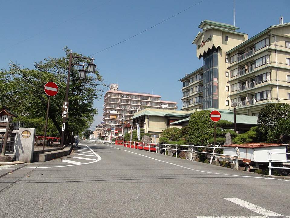 石和温泉の通りと大きな温泉旅館の建物