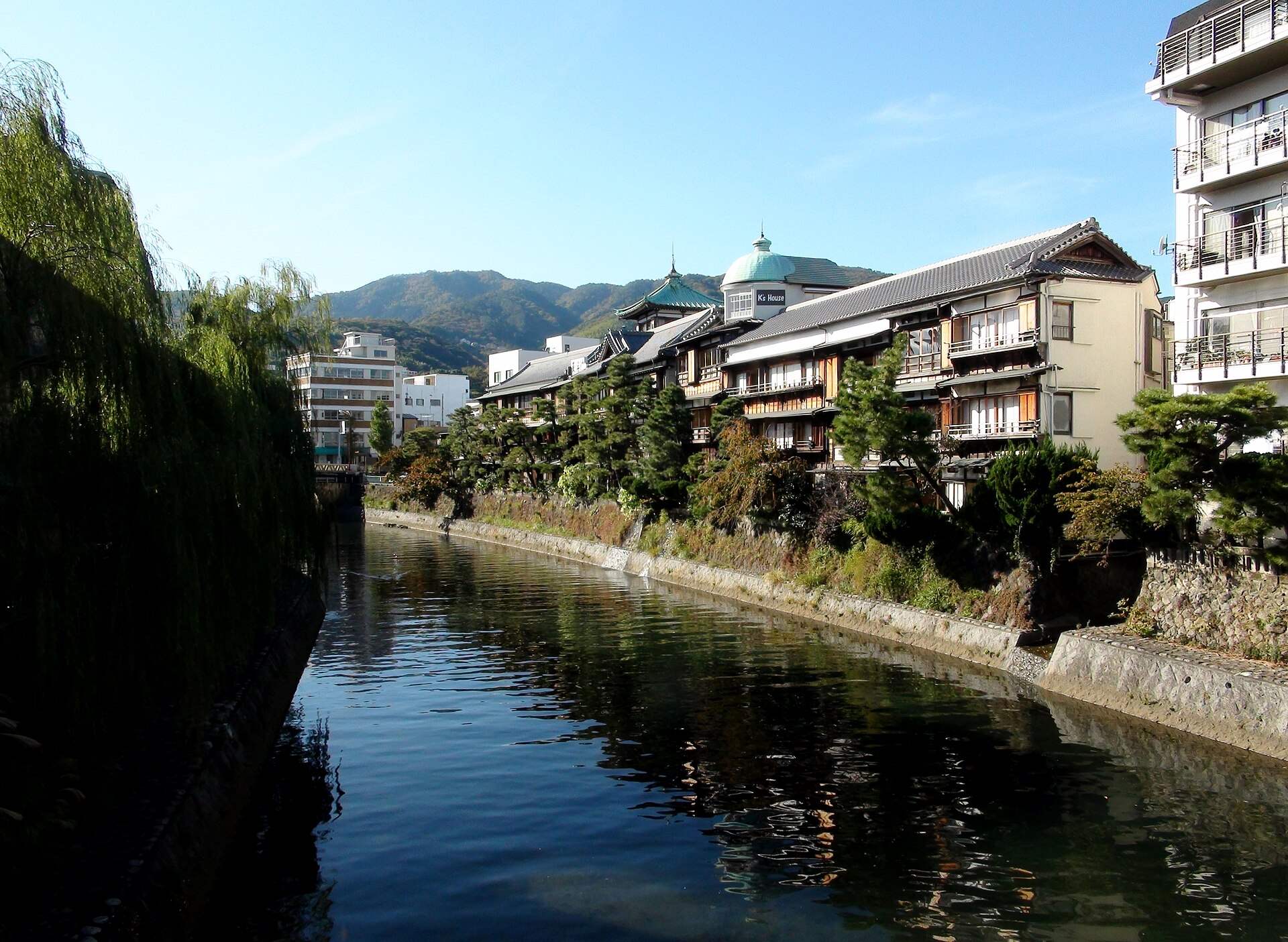 松川沿いに旅館が並ぶ伊東温泉の眺め