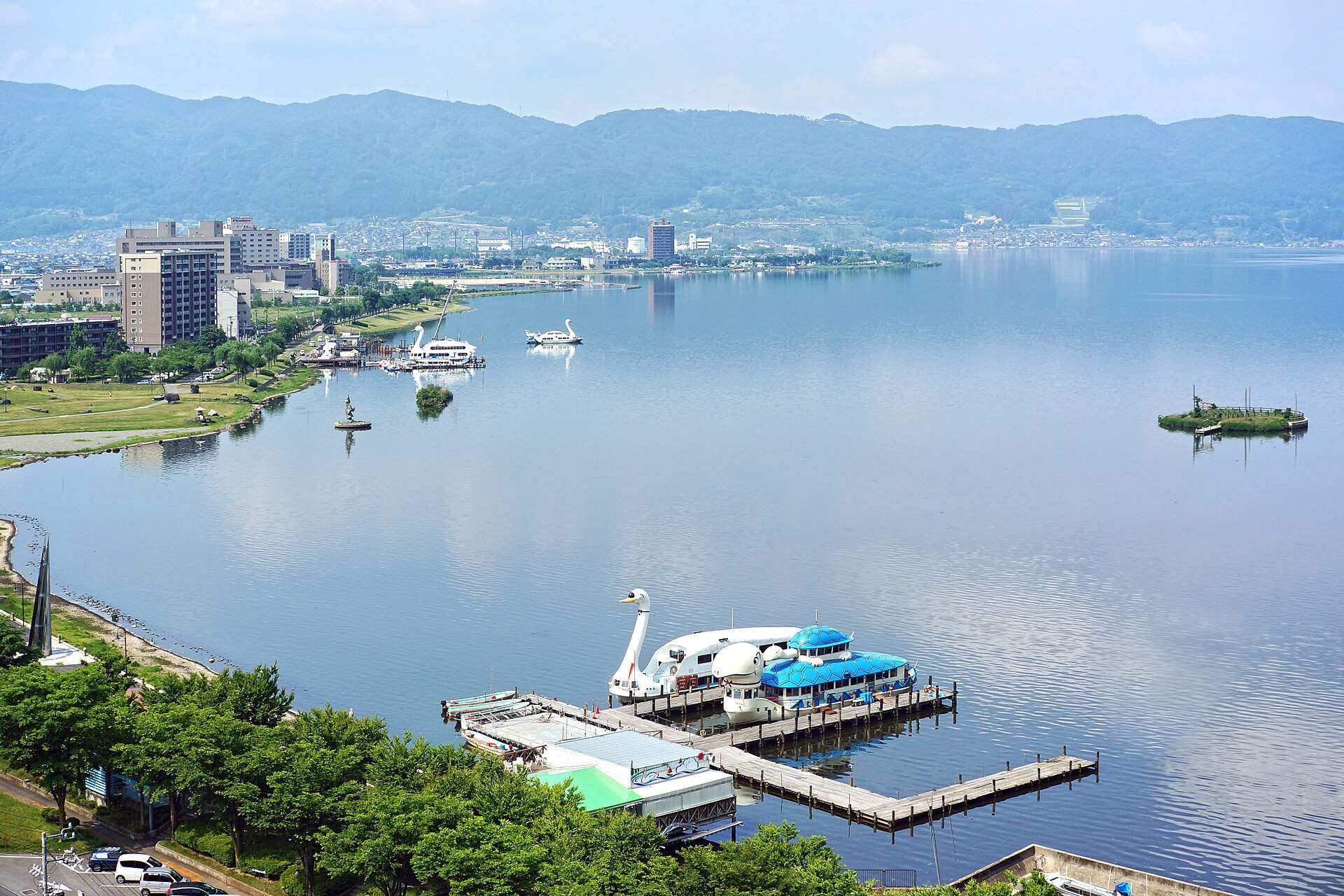 上諏訪温泉の湖畔から見た諏訪湖と街並み