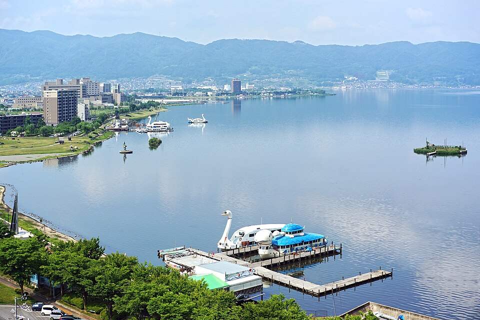 上諏訪温泉の湖畔から見た諏訪湖と街並み