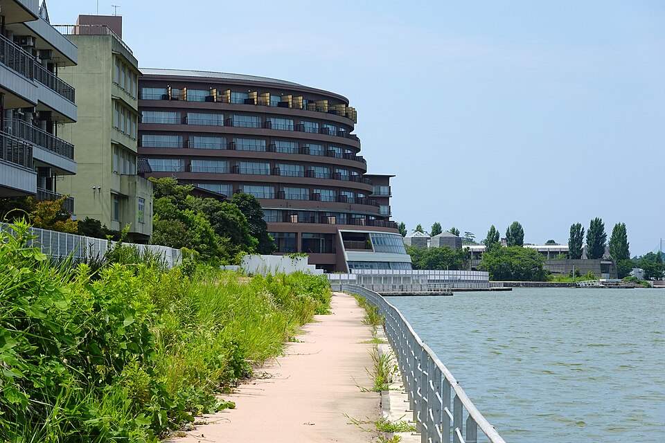 柴山潟の湖畔に建つ片山津温泉のホテル
