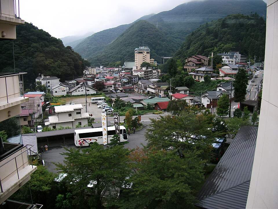 山あいの谷に旅館が並ぶ川治温泉