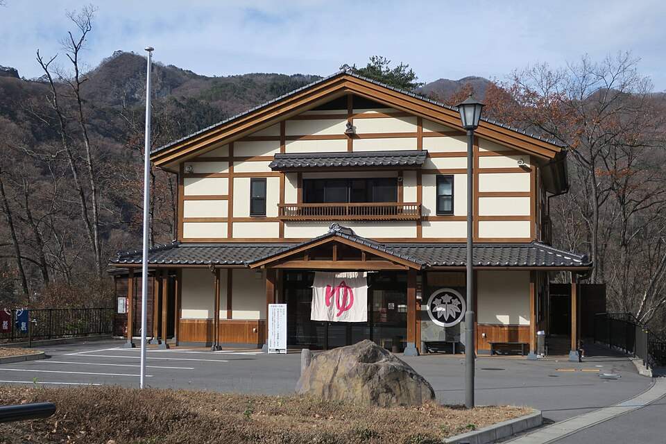 移転後の川原湯温泉の共同浴場「王湯」の外観