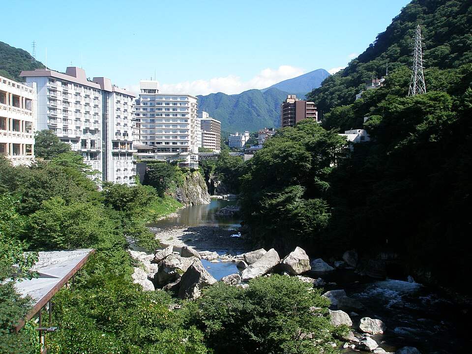 鬼怒川温泉の渓谷と川沿いに建つホテル
