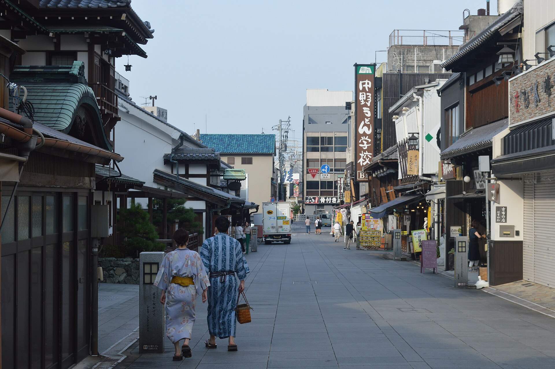 こんぴら温泉郷の旅館が並ぶ参道近くの通りを浴衣で歩く人