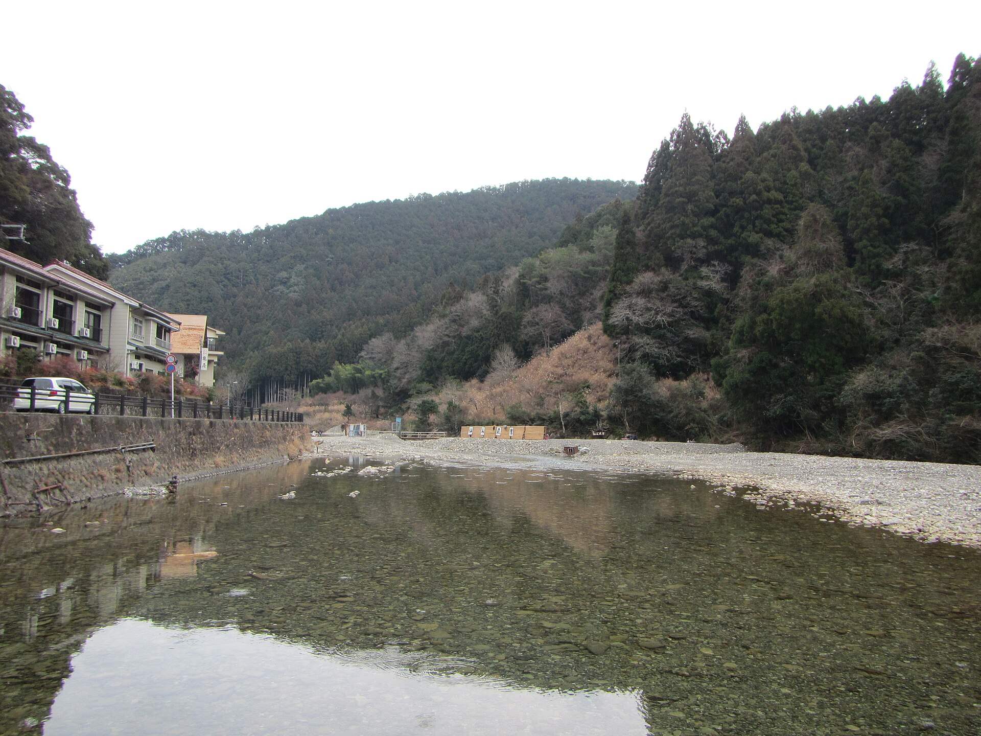 川湯温泉の大塔川の河原と川沿いの旅館(冬)