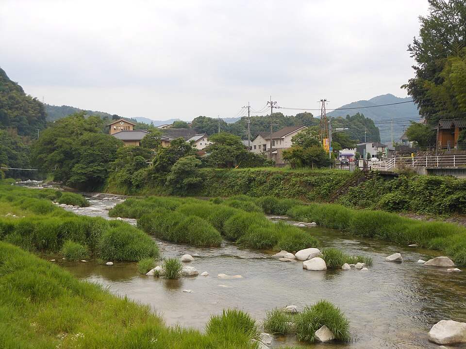 嘉瀬川の流れと川沿いの熊の川温泉の家並み