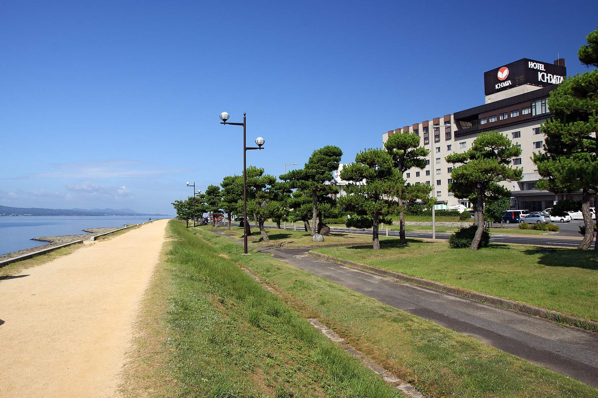 松江しんじ湖温泉の宍道湖畔の松並木の遊歩道と湖畔のホテル